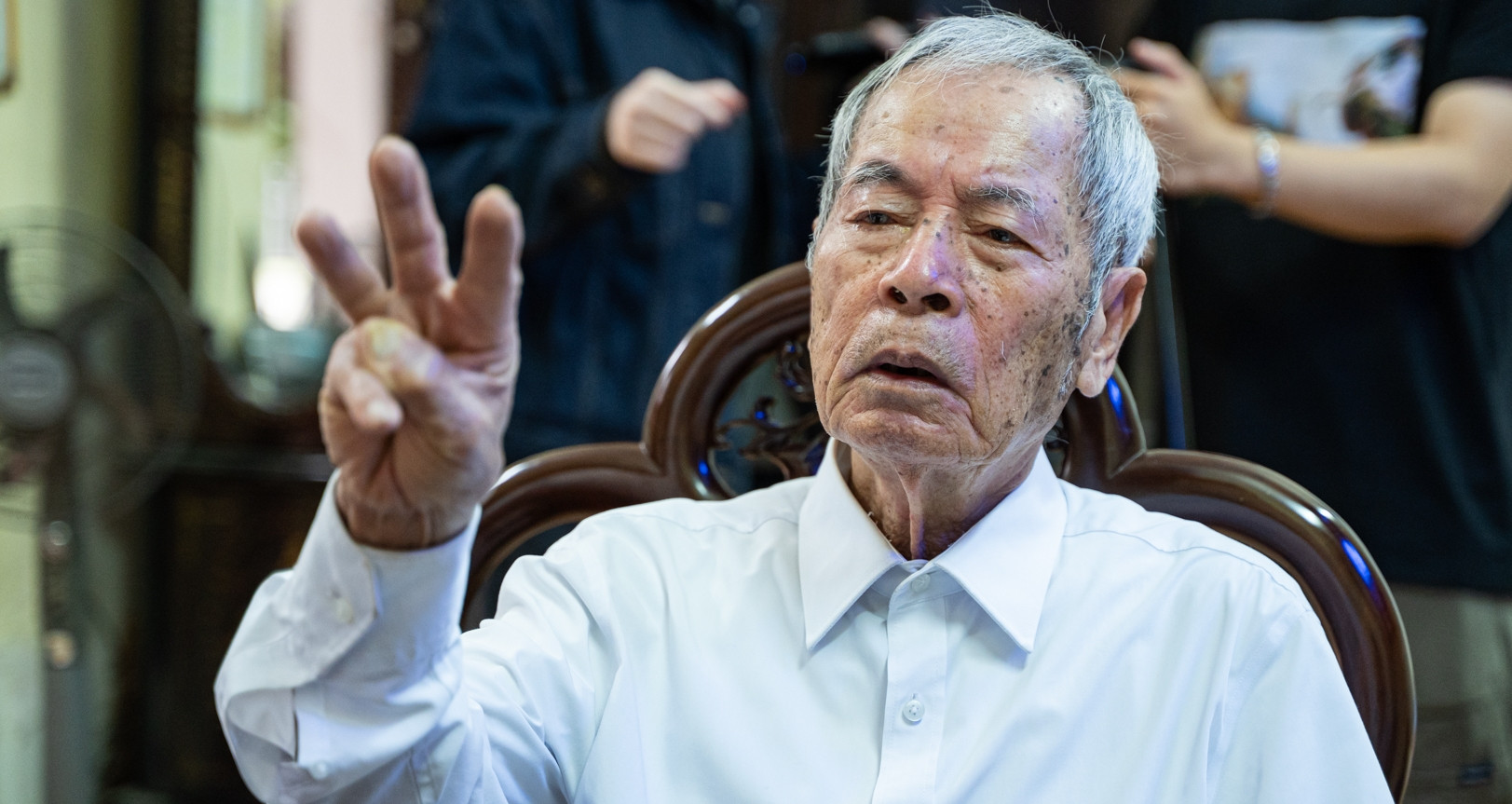 Trung tá 97 tuổi ở Hà Nội: Ngày đi bộ 3 tiếng, ăn 1 món suốt 16 năm
