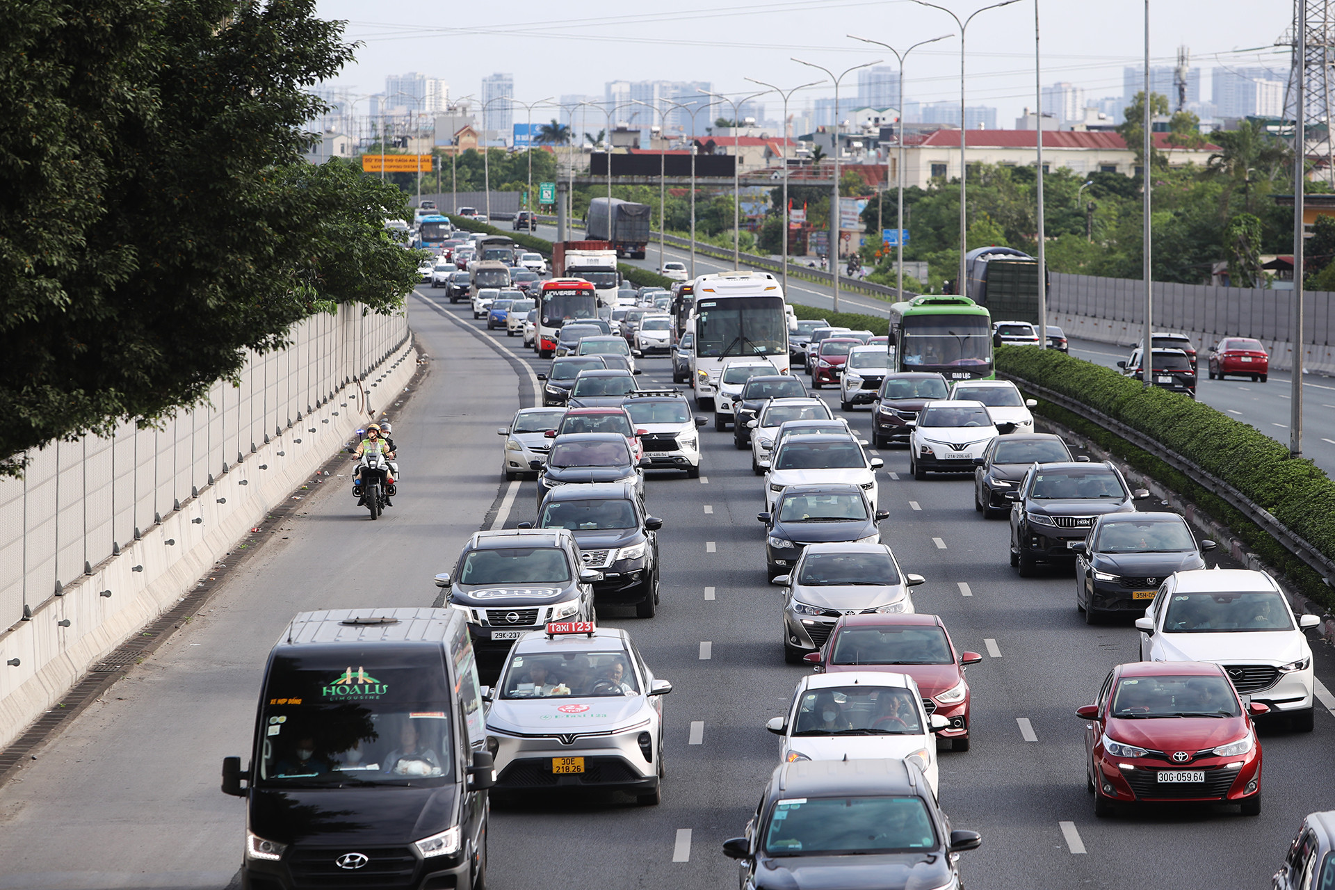 Đường ra cao tốc Pháp Vân - Cầu Giẽ ùn tắc từ sáng sớm ngày đầu nghỉ lễ 30/4-1/5