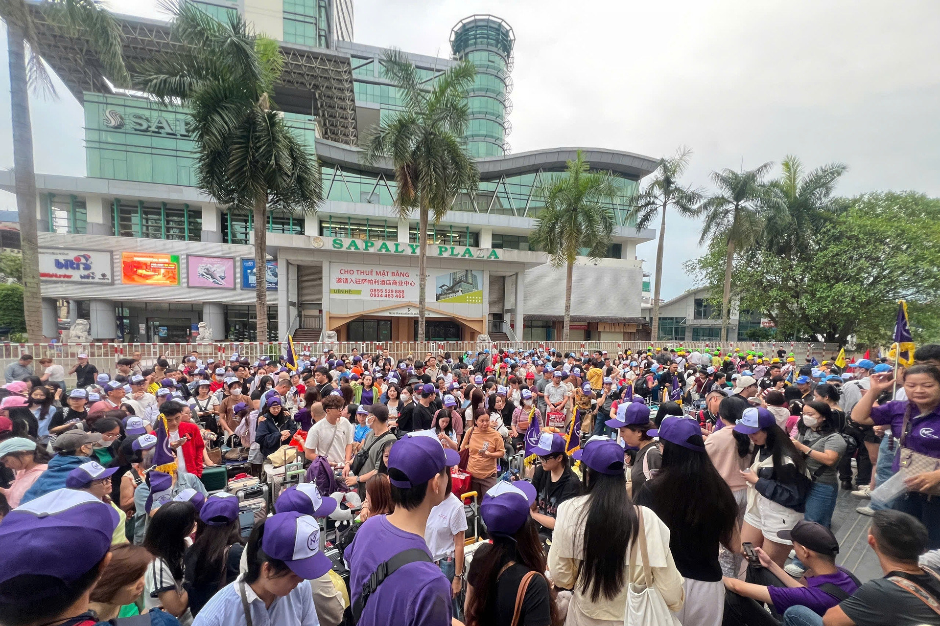 Vạn khách ra 'thiên đường biển đảo miền Bắc', cửa khẩu đi Trung Quốc đông nghẹt