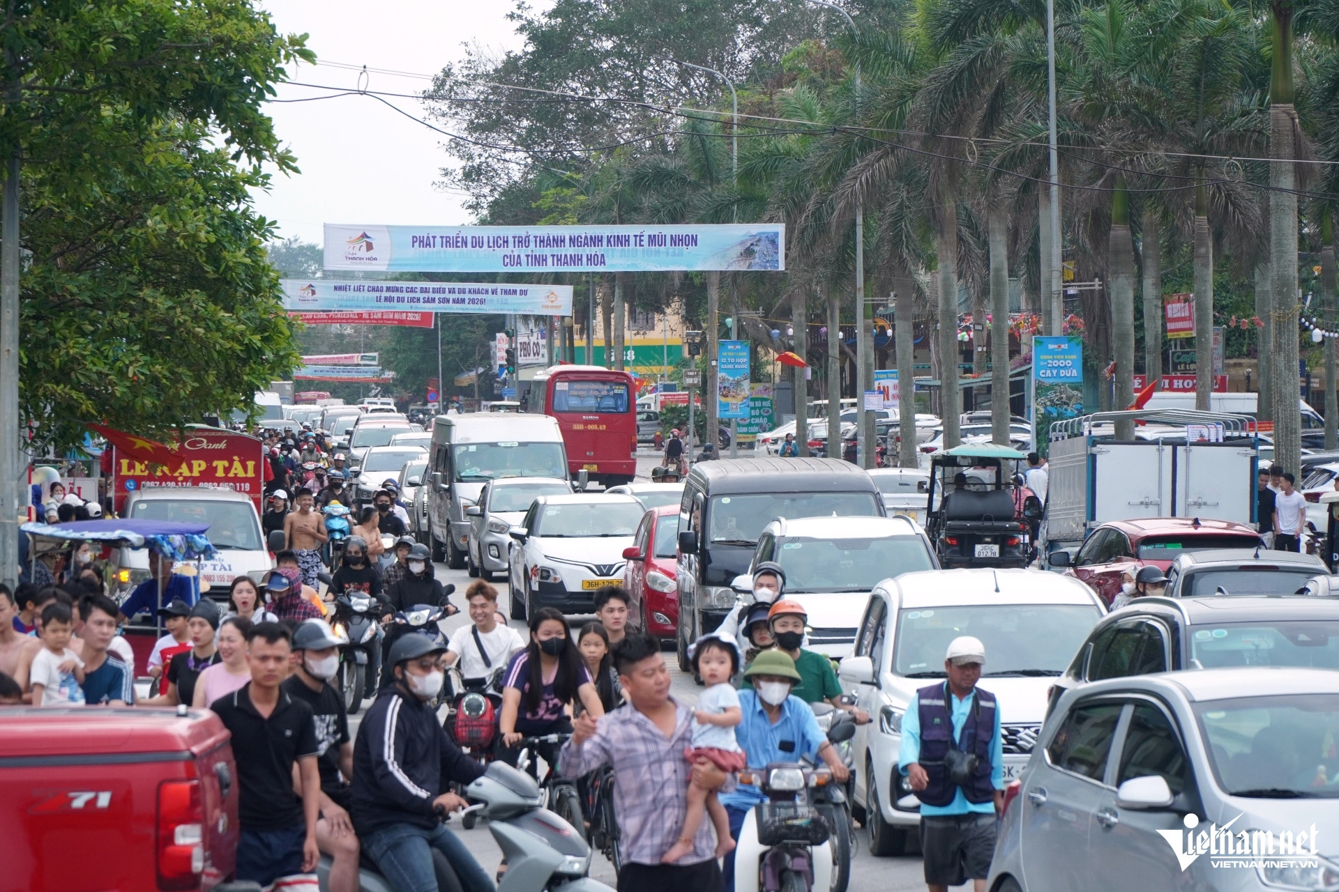 Ô tô nối dài, biển người đổ về Sầm Sơn ngày đầu nghỉ lễ 30/4 W-a2Xe ô tô nối đuôi nhau xuống.JPG.jpg