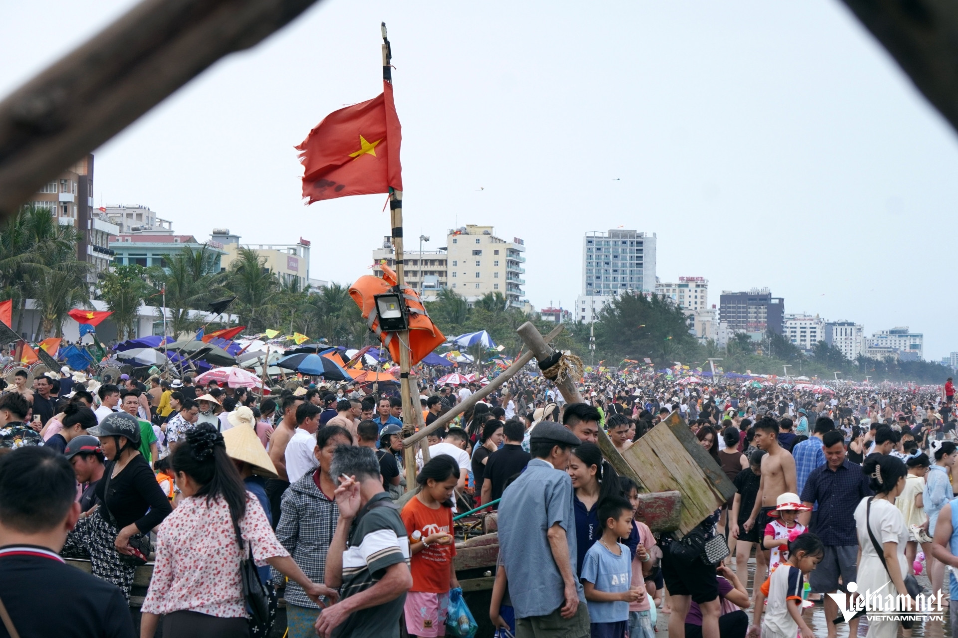 W-a3Xe ô tô nối đuôi nhau xuống.JPG.jpg