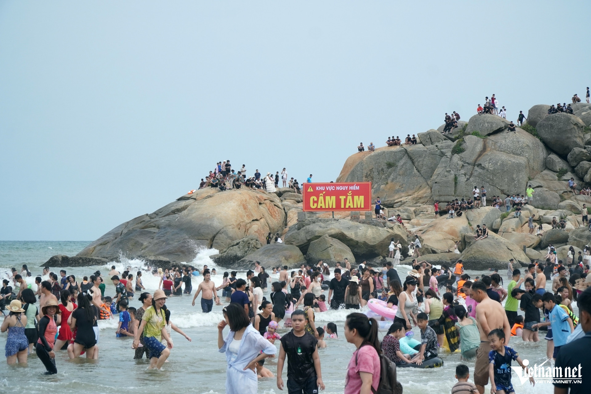 W-a4Xe ô tô nối đuôi nhau xuống.JPG.jpg