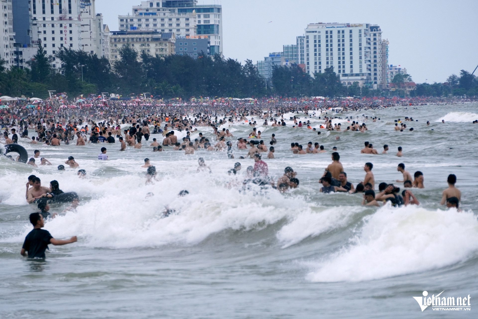 W-a5Xe ô tô nối đuôi nhau xuống.JPG.jpg