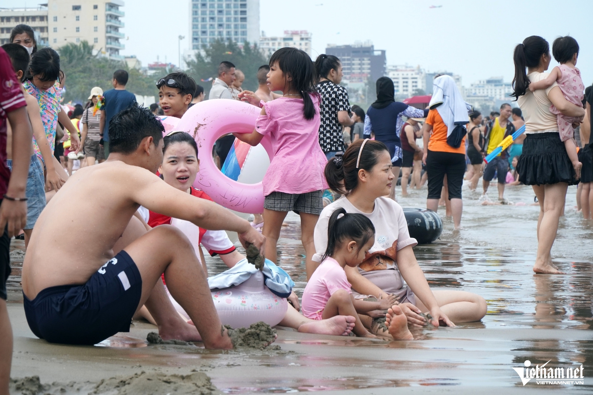 Ô tô nối dài, biển người đổ về Sầm Sơn ngày đầu nghỉ lễ 30/4 W-a7Xe ô tô nối đuôi nhau xuống.JPG.jpg