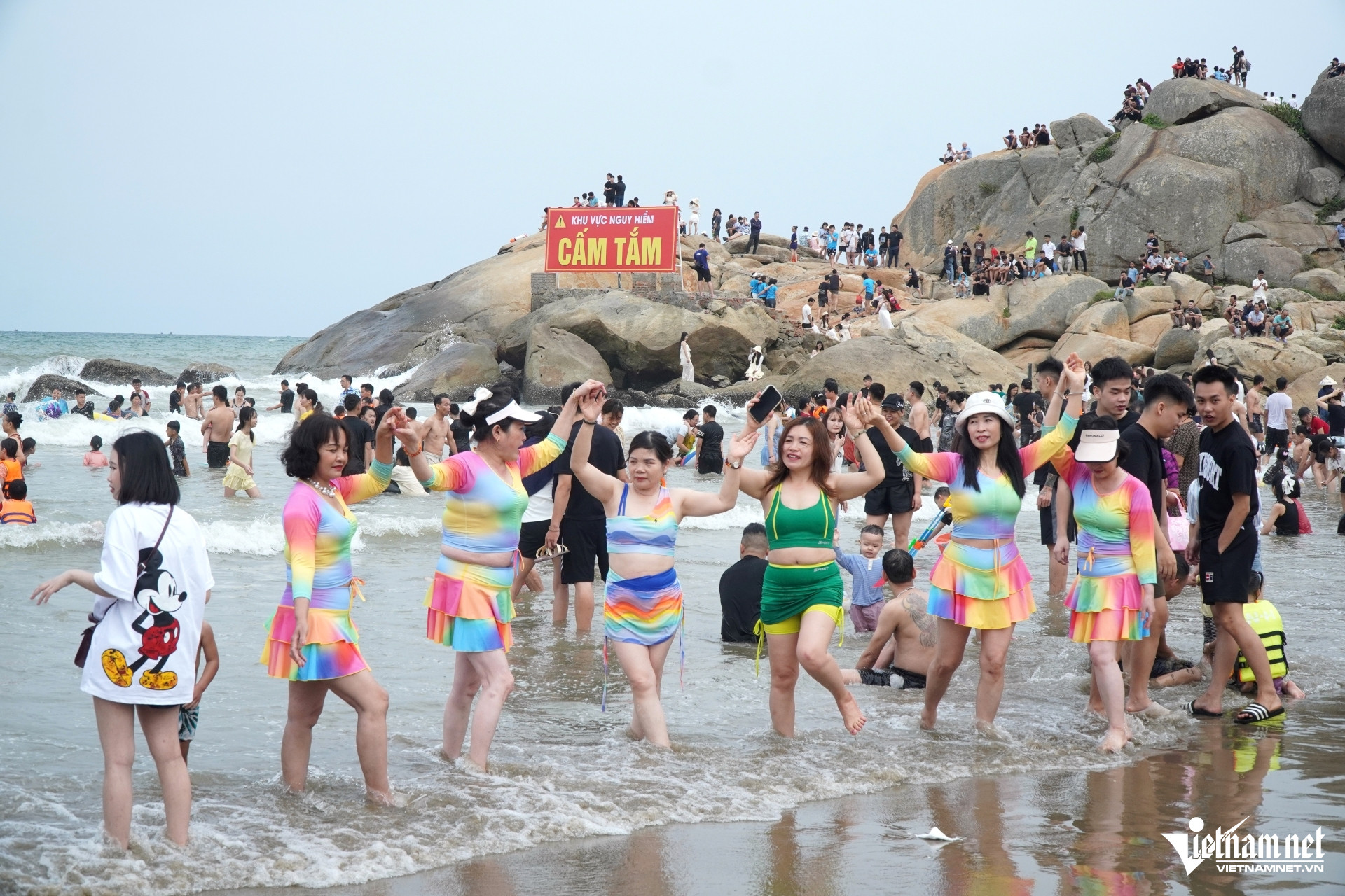 W-a8Xe ô tô nối đuôi nhau xuống.JPG.jpg