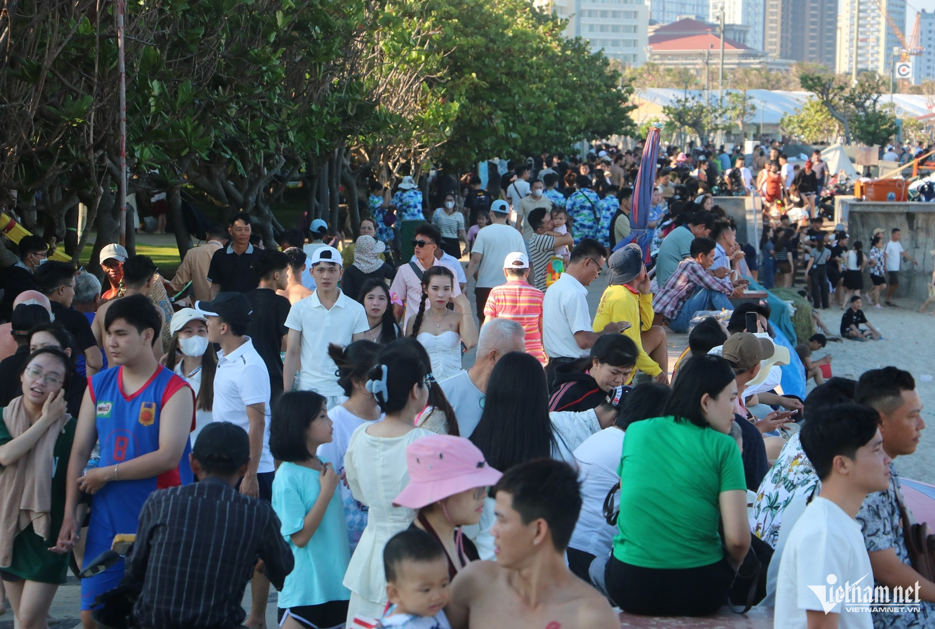 W-Biển Vũng Tàu chật cứng ngày đầu lễ 30.4, ô tô nhích từng mét trên đường Thùy Vân.3.JPG.jpg