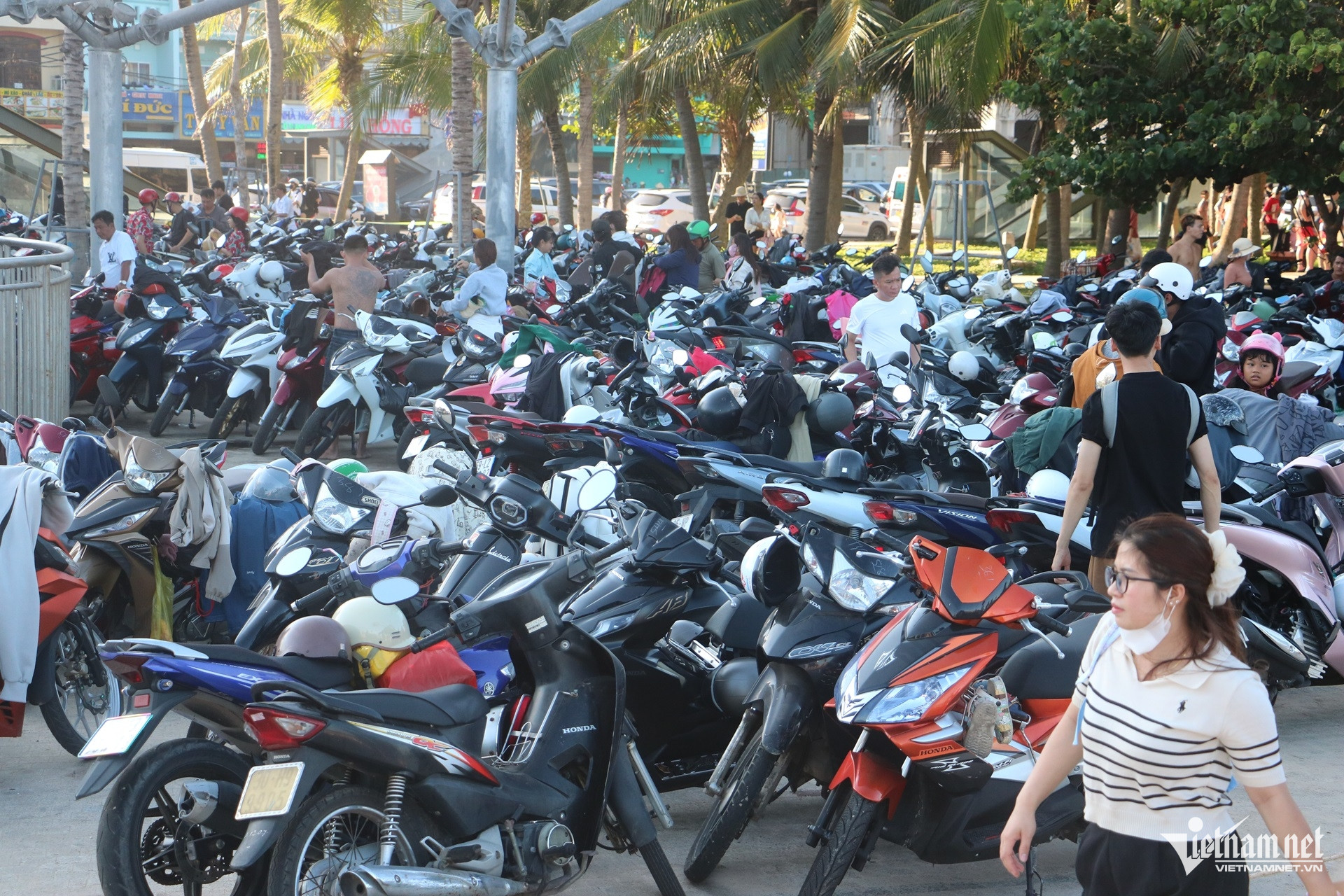 W-Biển Vũng Tàu chật cứng ngày đầu lễ 30.4, ô tô nhích từng mét trên đường Thùy Vân.6.JPG.jpg