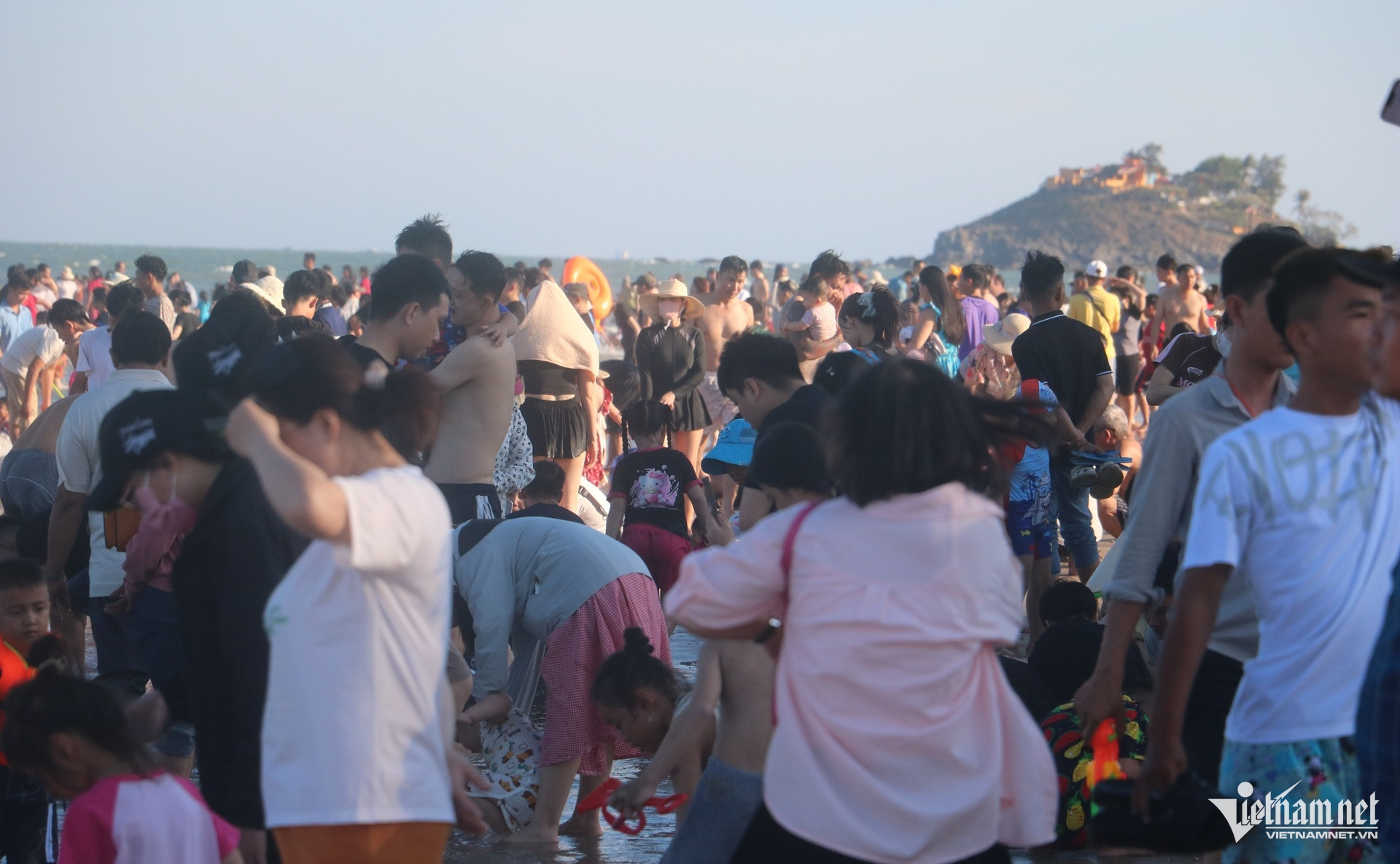 W-Biển Vũng Tàu chật cứng ngày đầu lễ 30.4, ô tô nhích từng mét trên đường Thùy Vân.8.JPG.jpg