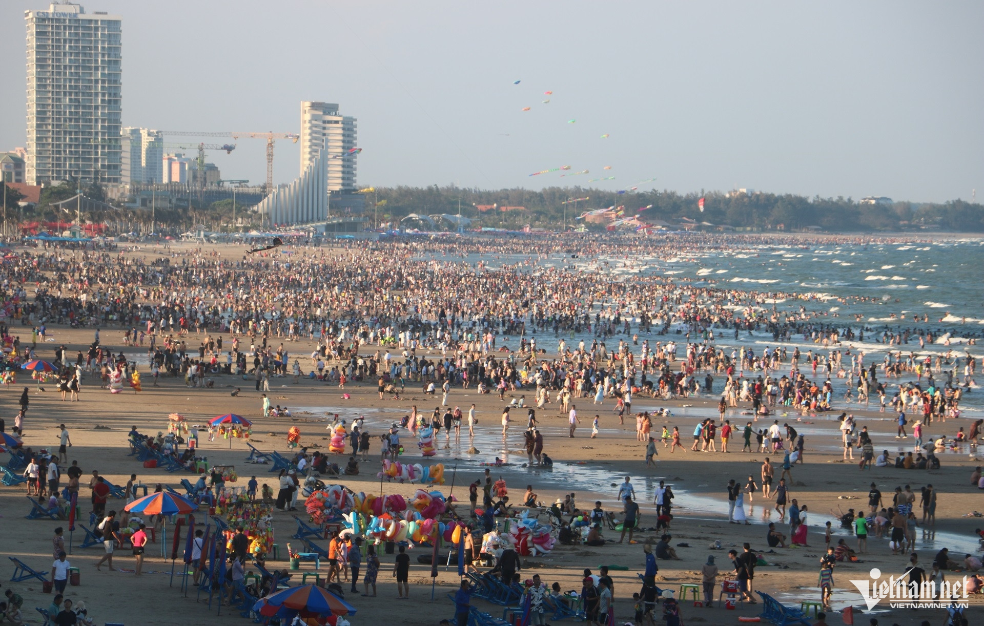 W-Biển Vũng Tàu chật cứng ngày đầu lễ 30.4, ô tô nhích từng mét trên đường Thùy Vân..JPG.jpg