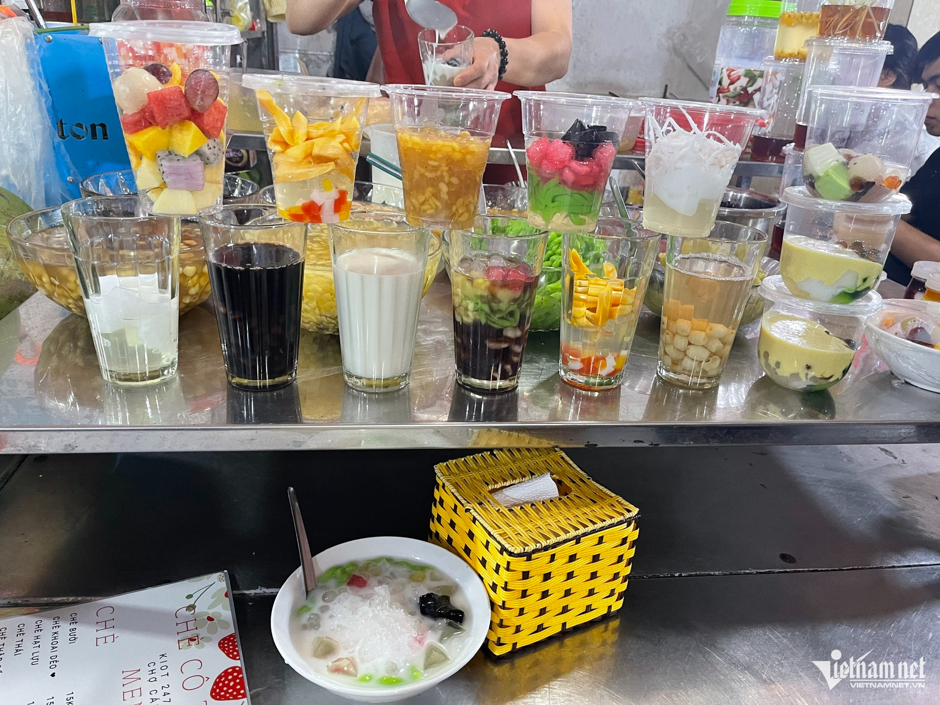 https://static-images.vnncdn.net/vps_images_publish/000001/000003/2026/4/30/w-foodtour-hai-phong-1-1148.jpg