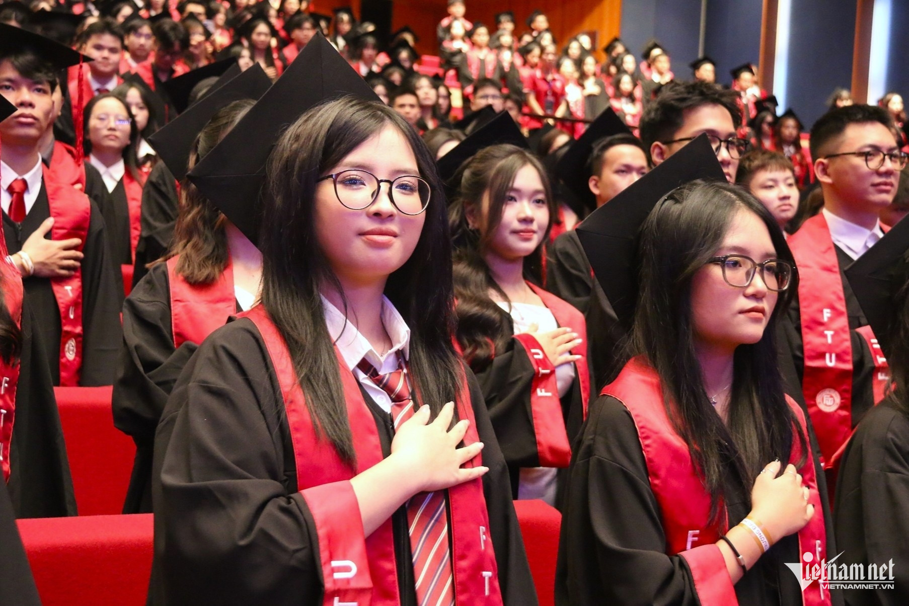 W-Tân cử nhân ĐH Ngoại thương.JPG.jpg