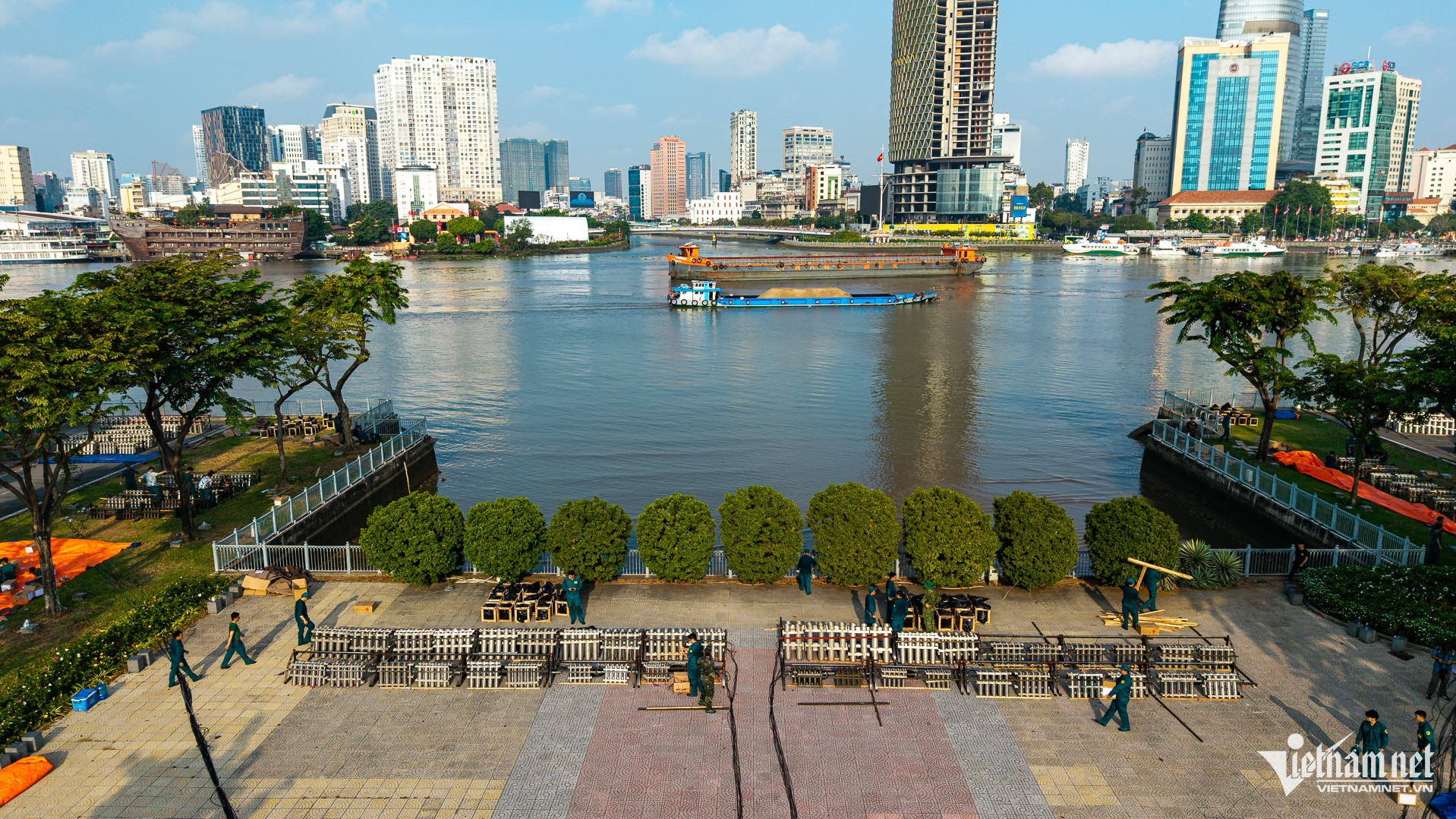 W-Trận địa pháo hoa TPHCM  Tuấn Hùng 2.jpg