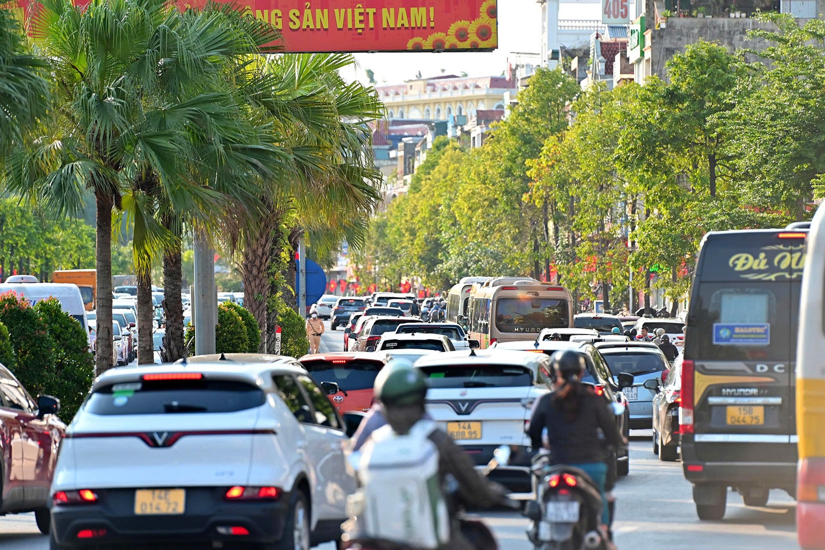 Xe cộ ken đặc, đường phố Quảng Ninh kẹt cứng ngày đầu nghỉ lễ