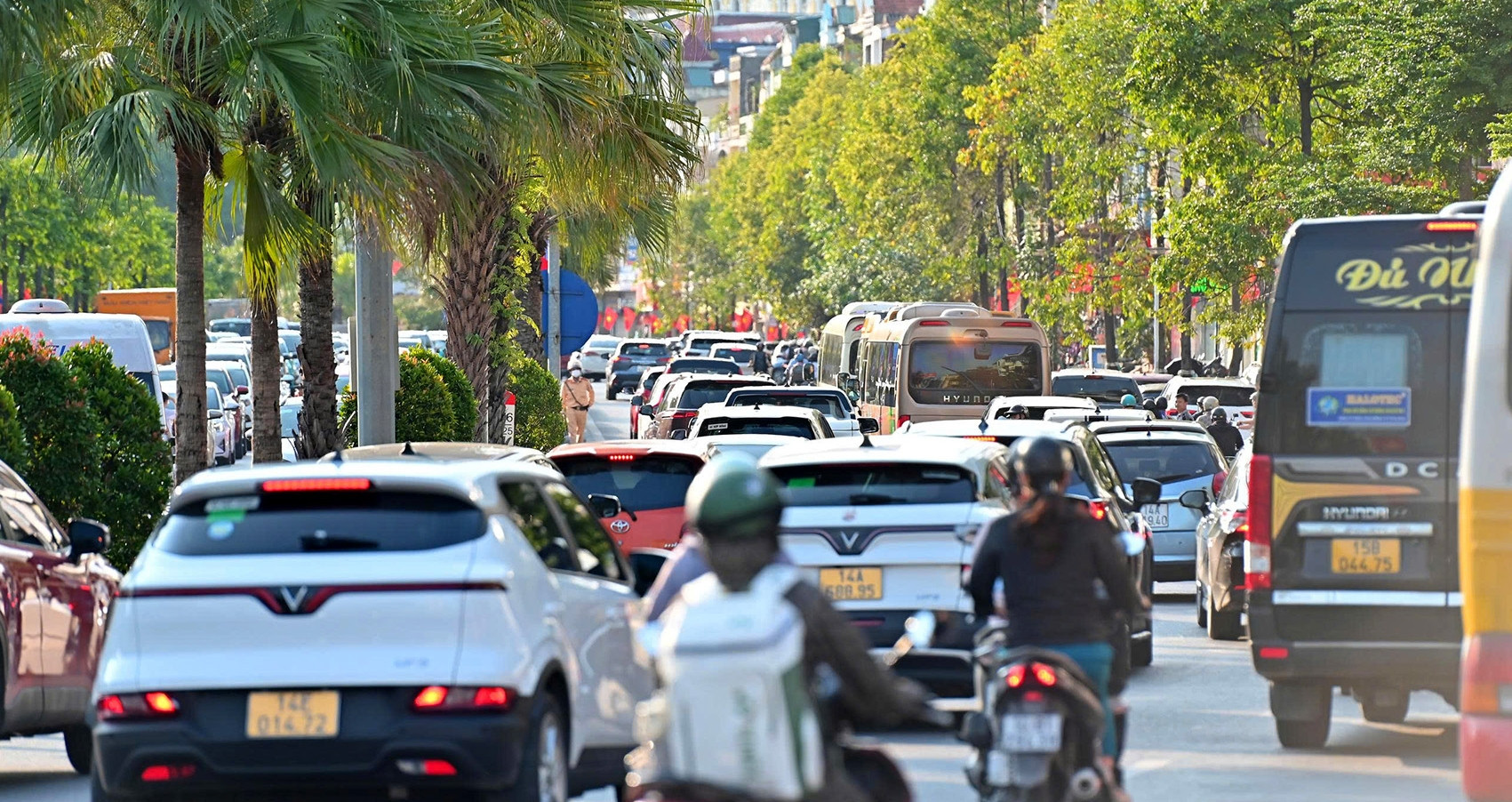 Xe cộ ken đặc, đường phố Quảng Ninh kẹt cứng ngày đầu nghỉ lễ