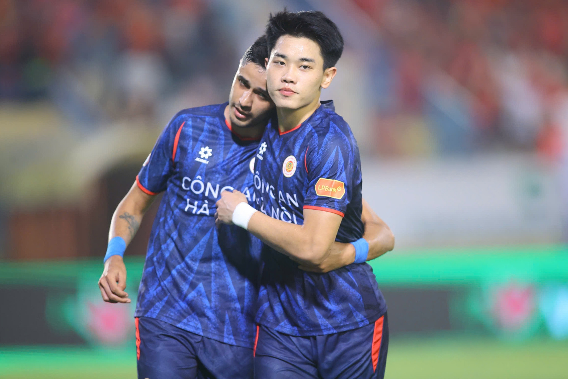  Khoảnh khắc Đình Bắc 'mở tài khoản' ở V-League 2025/26 