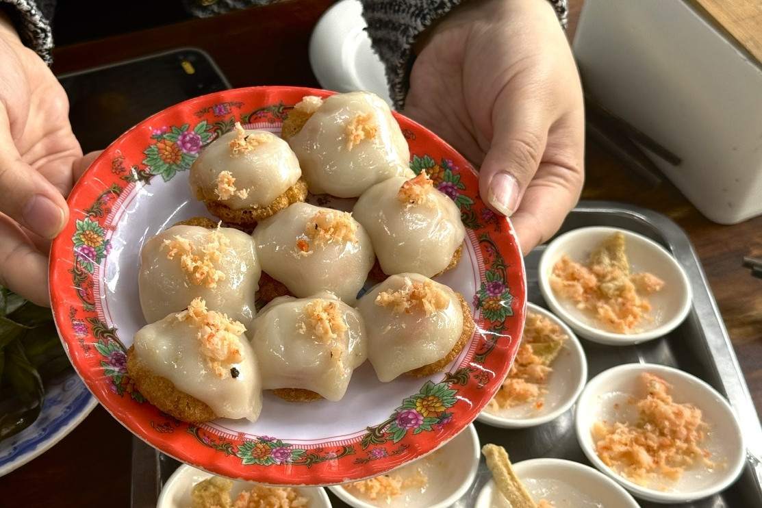 4 món bánh đặc sản tên lạ, giá siêu rẻ, khách ăn chục chiếc chưa chán ở Huế