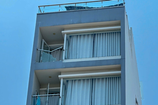  Bản tin chiều 4/4: Rơi từ tầng 7 xuống đất, nam thanh niên thoát chết thần kỳ 