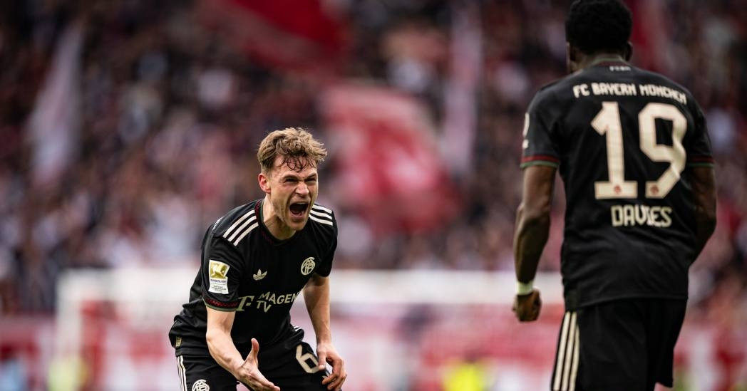 Bayern Munich ngược dòng khó tin phút bù giờ