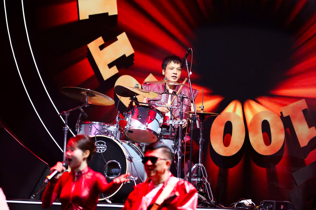 CEO FPT Nguyễn Văn Khoa chơi trống đậm chất rock 'truyền lửa' tại sự kiện vinh danh