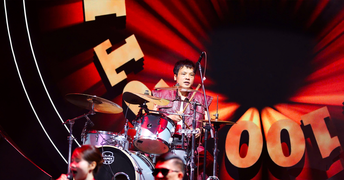 CEO Nguyễn Văn Khoa chơi trống đậm chất rock "truyền lửa" tại sự kiện vinh danh