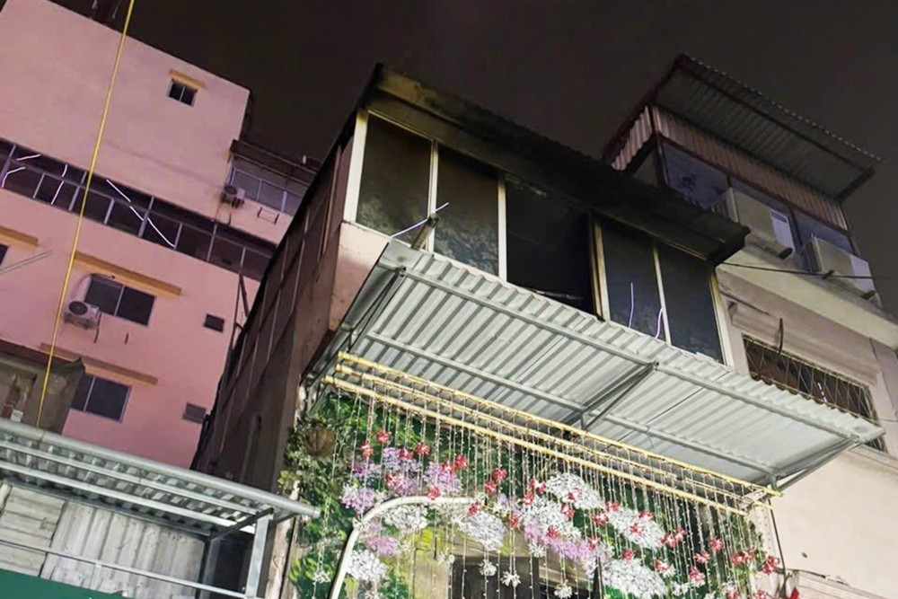 Cháy nhà tại trung tâm Hà Nội, 2 thành viên cứu hỏa bị khói ảnh hưởng