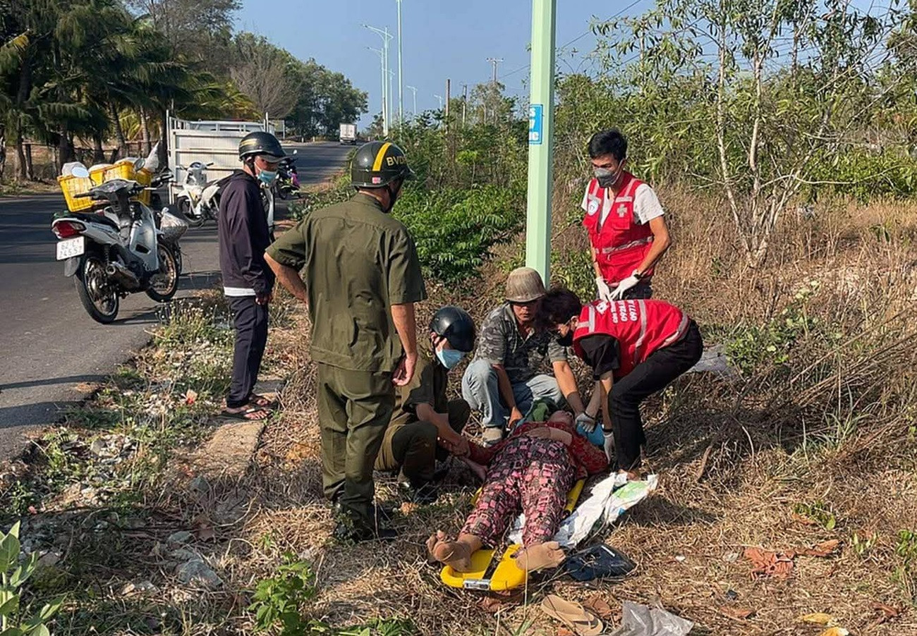 công an lâm đồng bán giúp 500 tờ vé số cho người phụ nữ ngất xỉu, gây xúc động.jpg