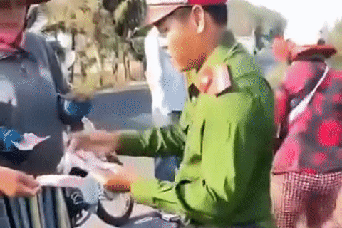  Công an sơ cứu người già ngất xỉu bên đường, bán giúp 500 tờ vé số 