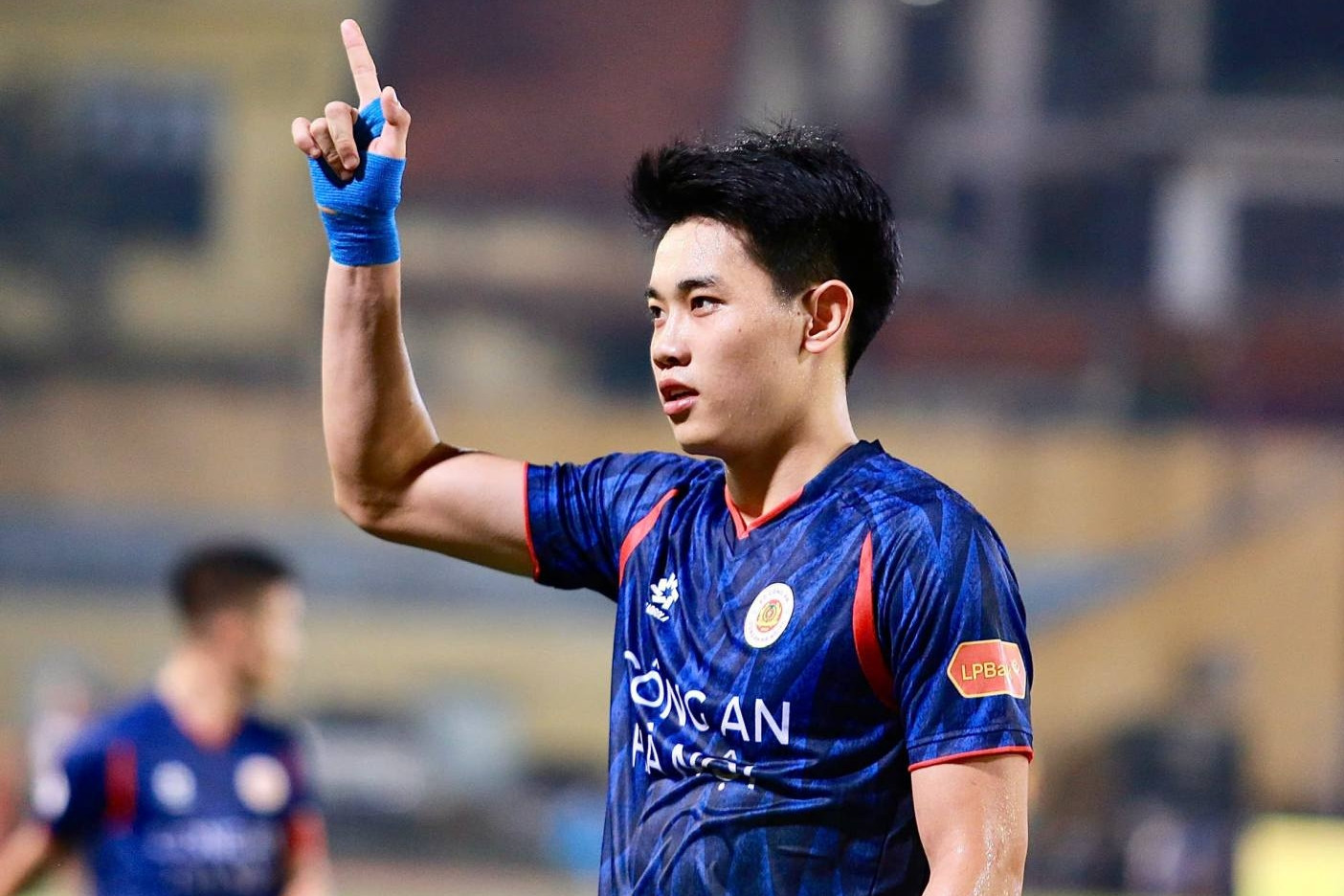 Đình Bắc lập cú đúp, CAHN xây chắc ngôi đầu V-League