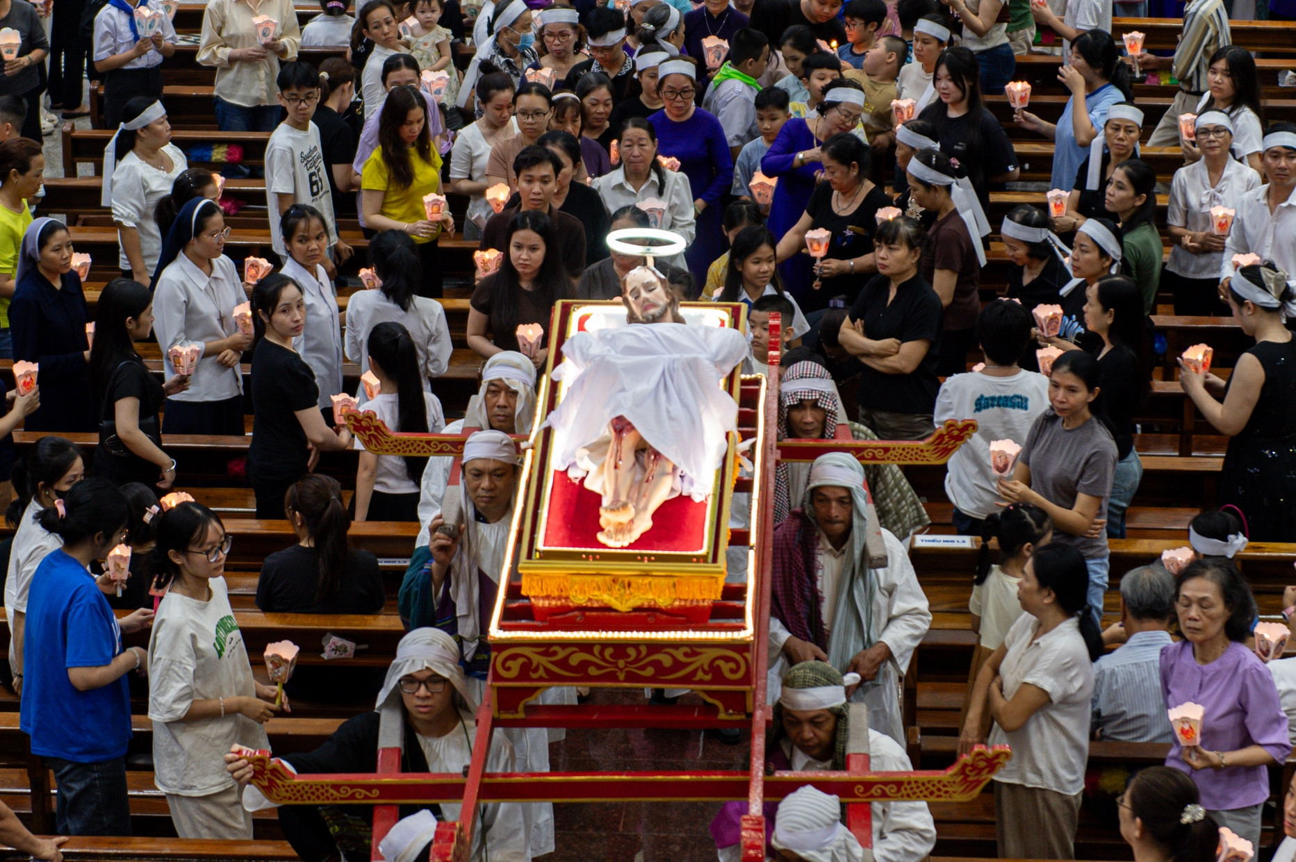 Giáo dân TPHCM tham gia Đi đàng Thánh giá dịp Đại lễ Phục sinh