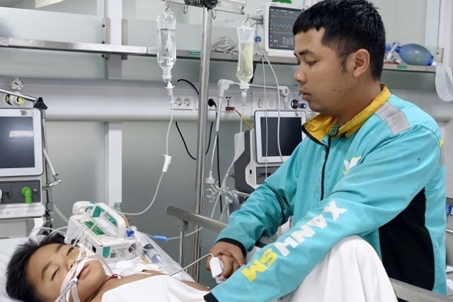 Hai con nhỏ cùng gặp nạn, ông bố người Dao chạy xe ôm kiếm từng đồng cứu con