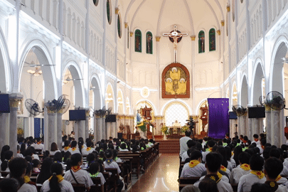 Hàng trăm giáo dân ở TPHCM thắp nến cầu nguyện mừng Chúa Phục sinh