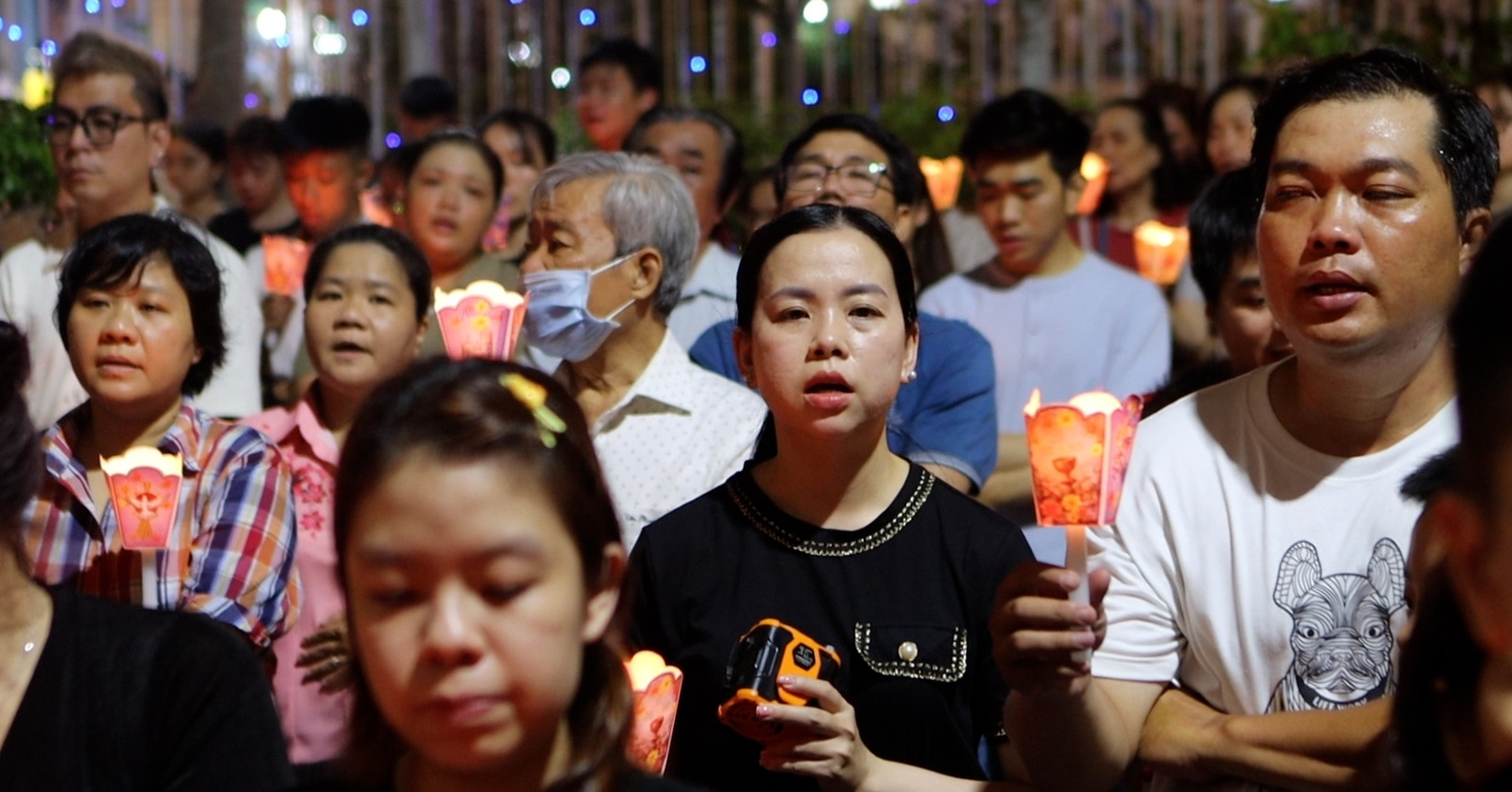 Hàng trăm giáo dân ở TPHCM thắp nến cầu nguyện mừng Chúa Phục sinh