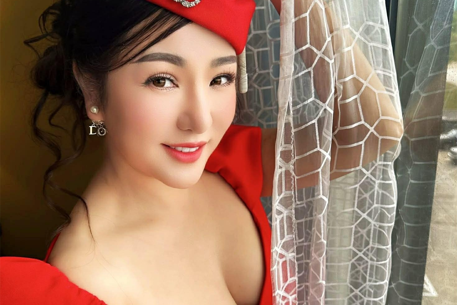  Hoa hậu Hà Kiều Anh tuổi 50 trẻ đẹp, danh hài Thúy Nga hở bạo 