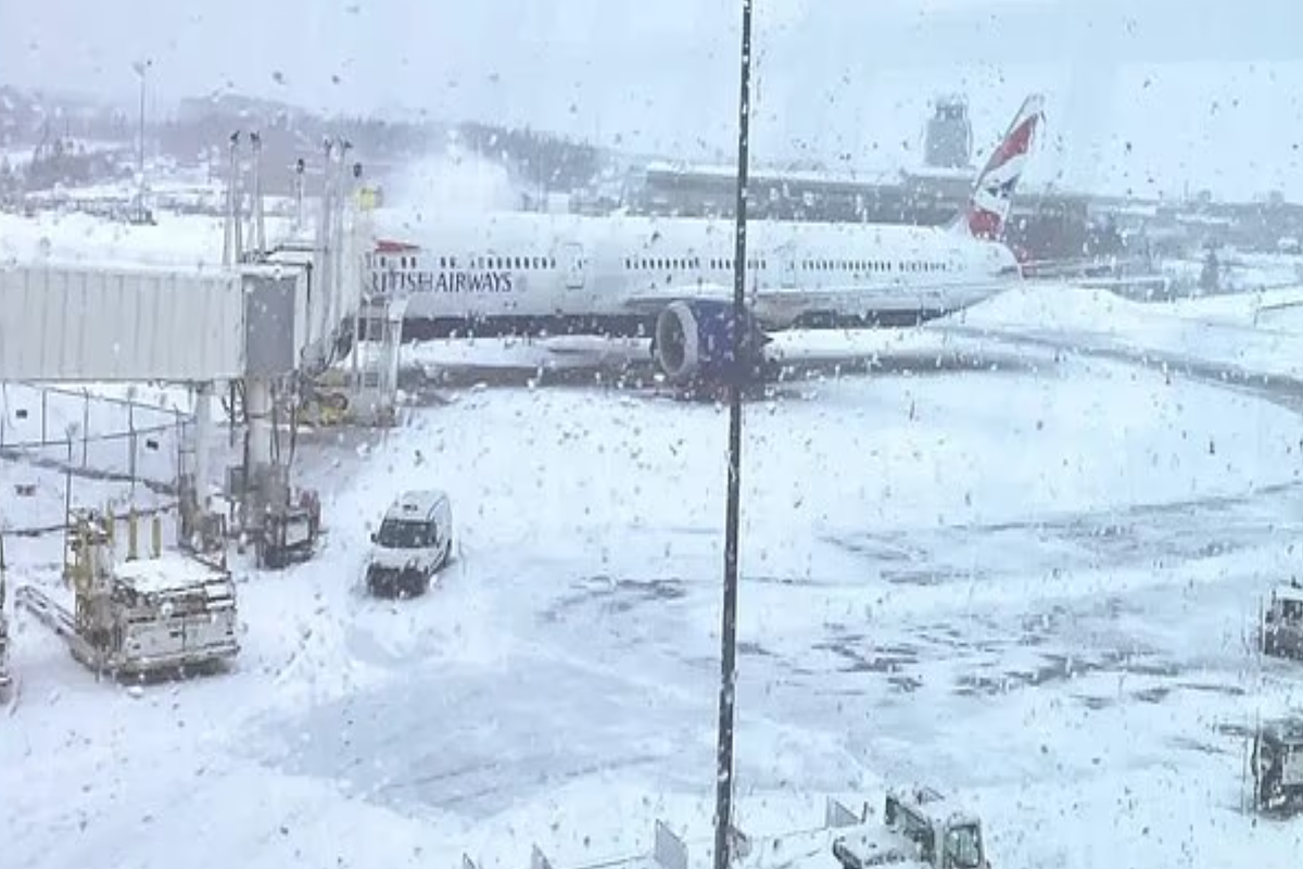 Máy bay hạ cánh khẩn cấp, khách bị kẹt 2 ngày ở nơi âm 10 độ C