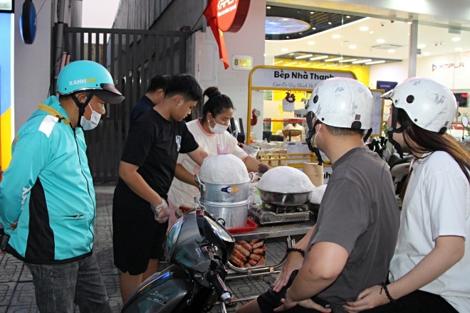 Người dân TPHCM vượt đường xa, xếp hàng chờ mua món ngon nổi trên mạng