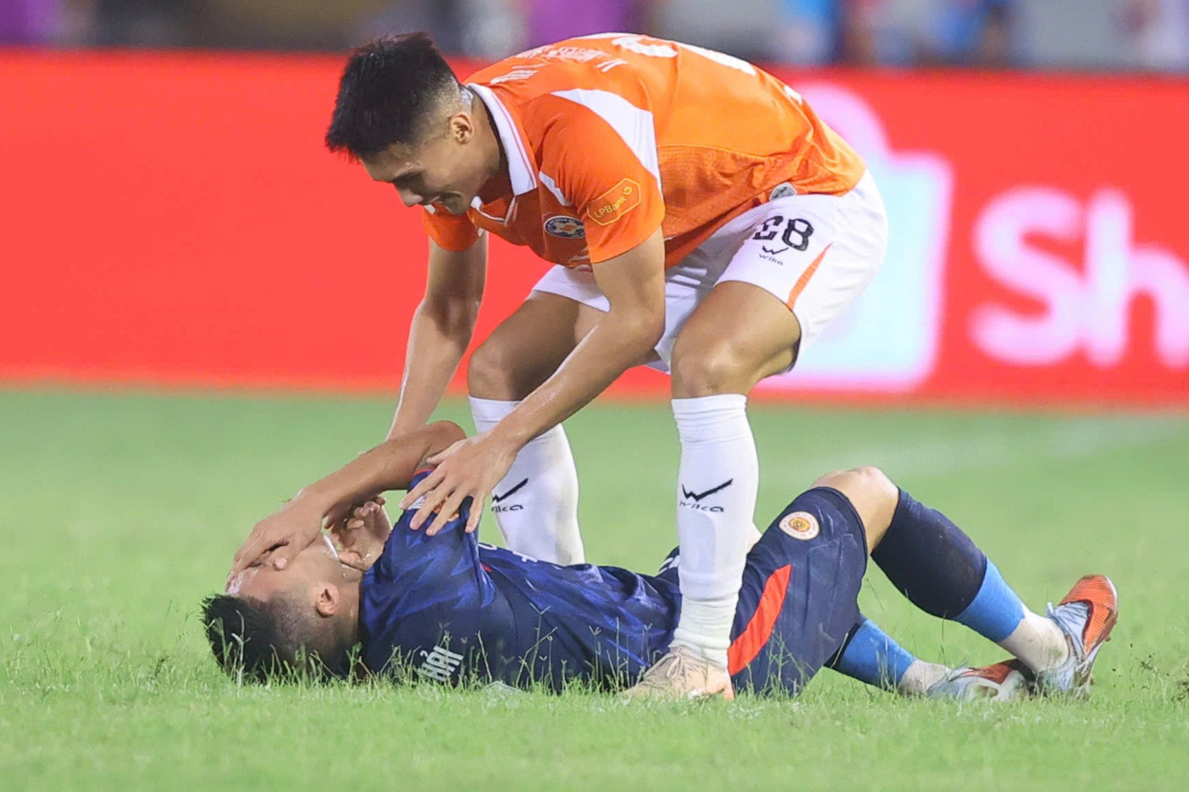 Quang Hải lên cáng trong ngày CAHN thắng đậm Đà Nẵng