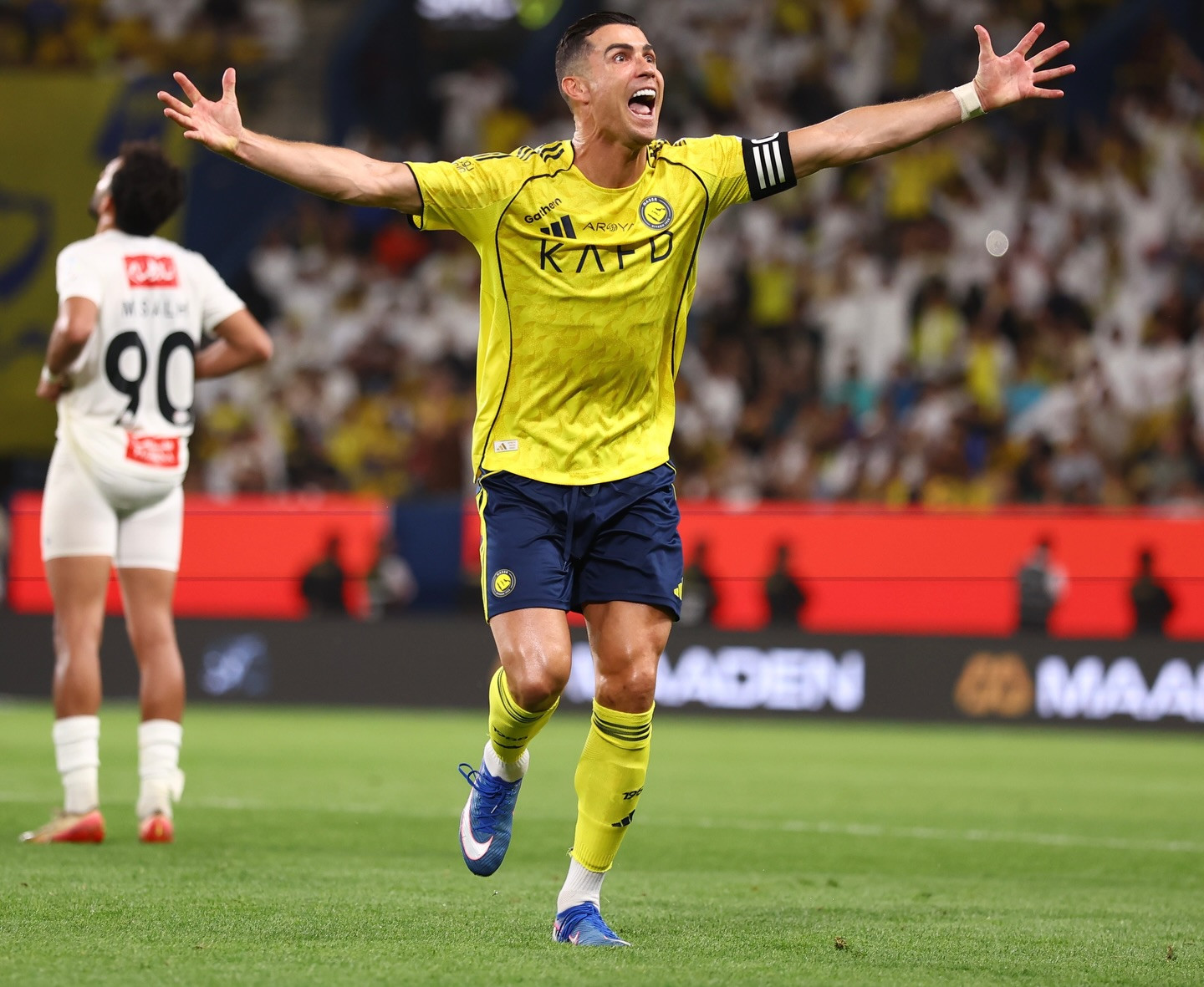 https://static-images.vnncdn.net/vps_images_publish/000001/000003/2026/4/4/ronaldo-al-nassr-218.jpg