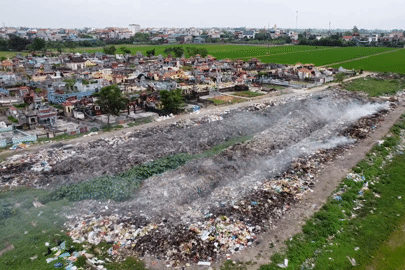 Sống cạnh bãi rác sát nghĩa trang, người dân ở Ninh Bình khổ sở phải ‘mắc màn ăn cơm’