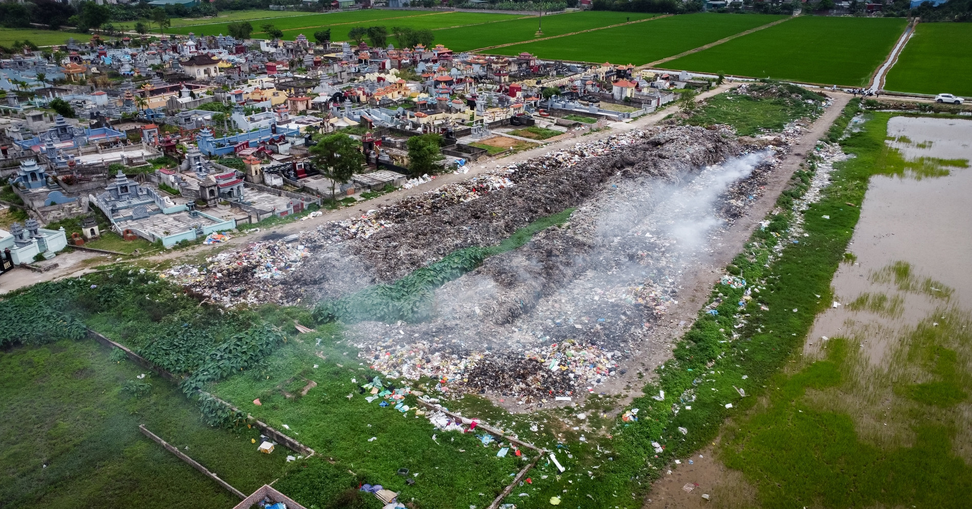 Sống cạnh bãi rác sát nghĩa trang, người dân ở Ninh Bình khổ sở phải ‘mắc màn ăn cơm’