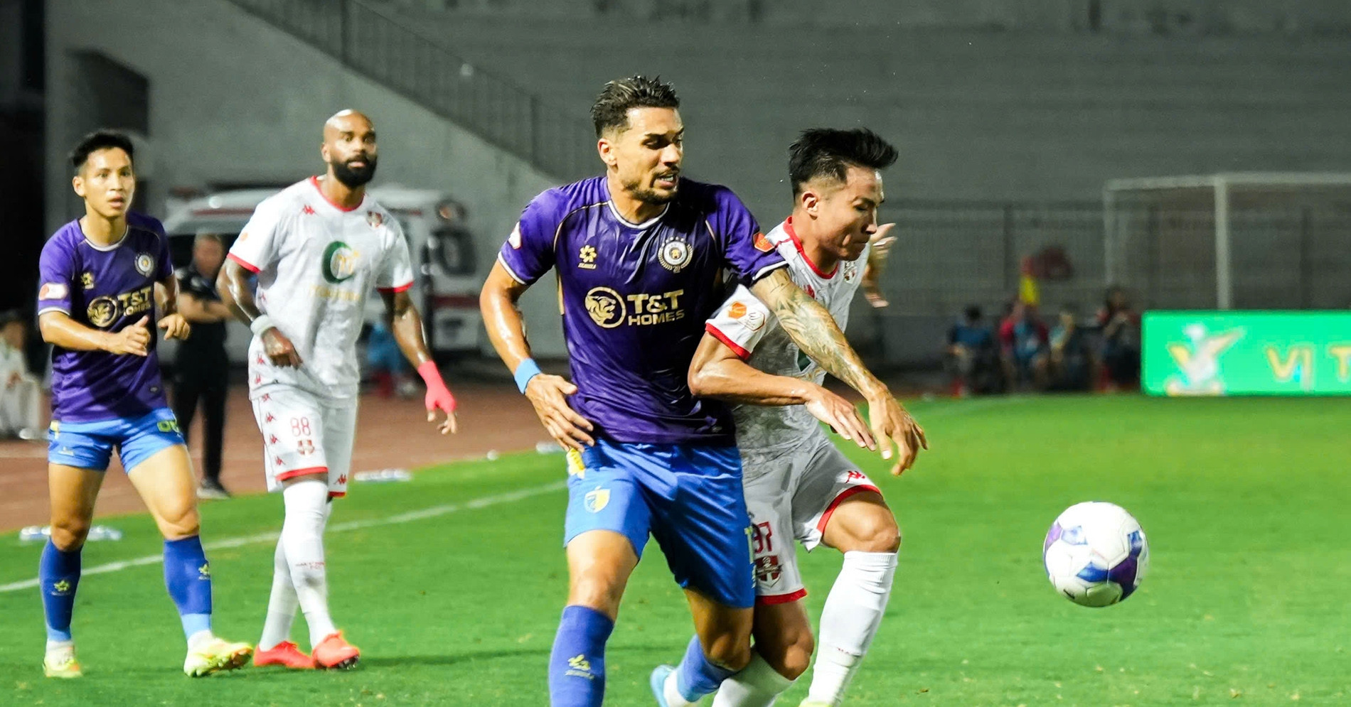 Hậu vệ U23 Việt Nam &amp;apos;khóa chặt&amp;apos; Hoàng Hên, Hải Phòng hạ Hà Nội FC