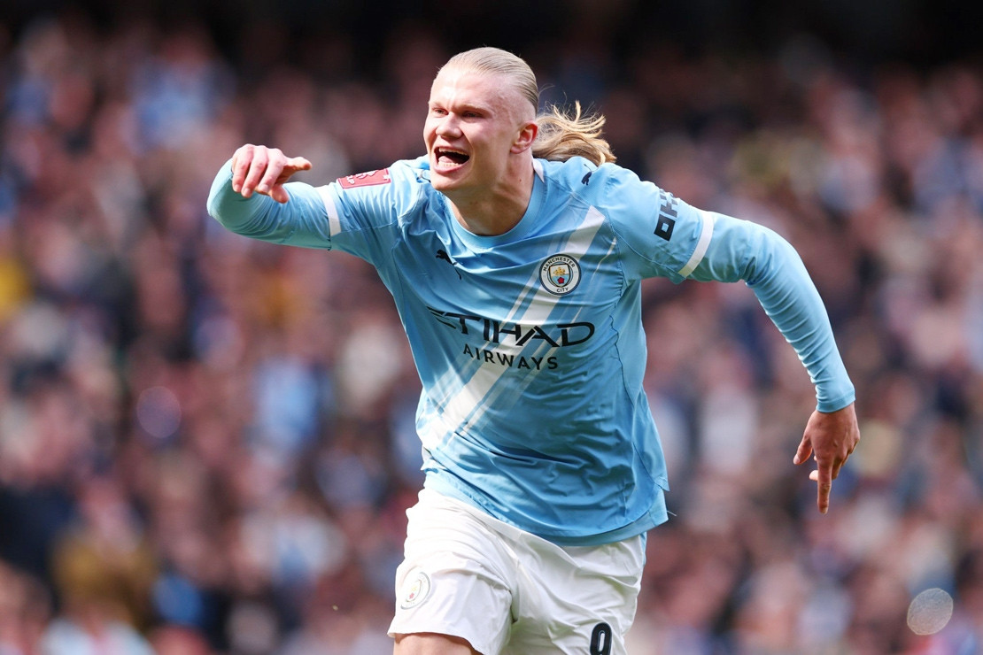 Pep 'khổ sở' trên khán đài, gọi điện chỉ đạo Man City 4-0 Liverpool Haaland lập hat-trick cực đỉnh, Man City đè bẹp Liverpool