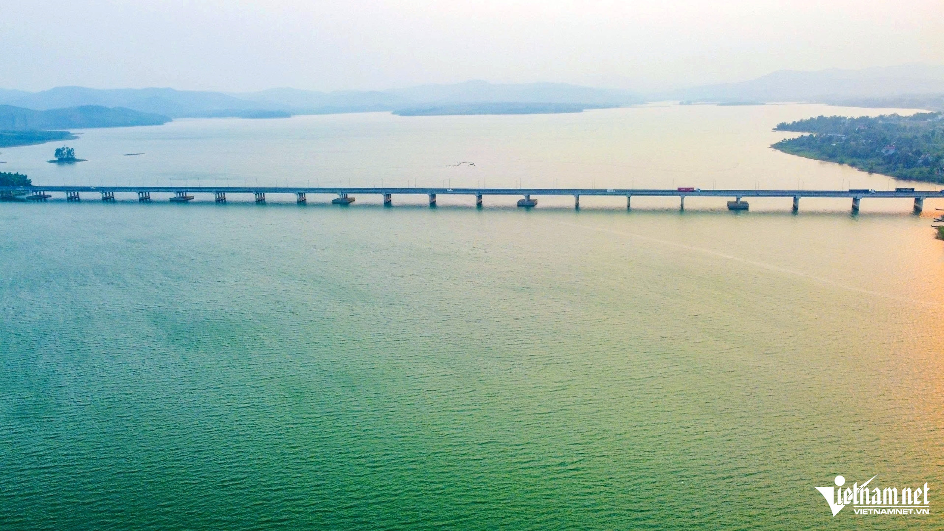 W-a1Khám phá hồ nước ngọt.jpg