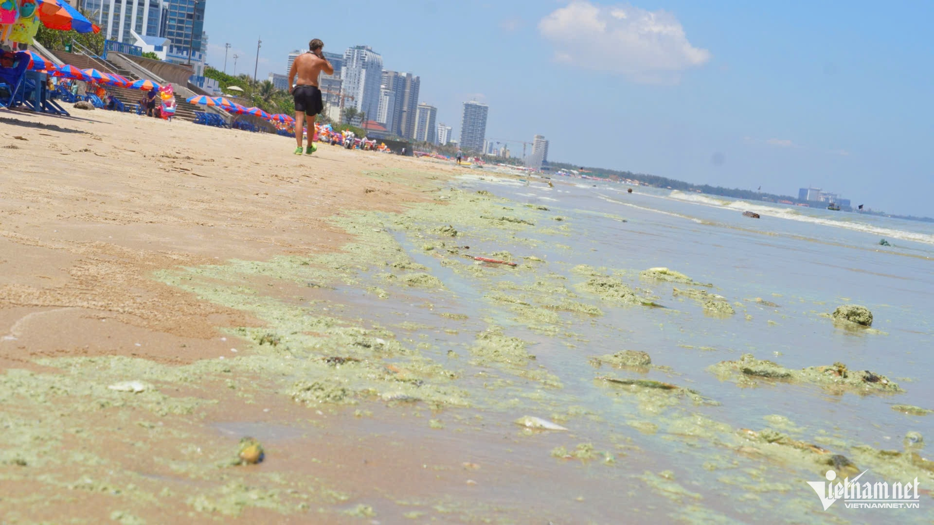 W-Nước biển Bãi Sau Vũng Tàu có màu xanh lạ, bọt nổi lềnh bềnh như 'matcha'.jpg
