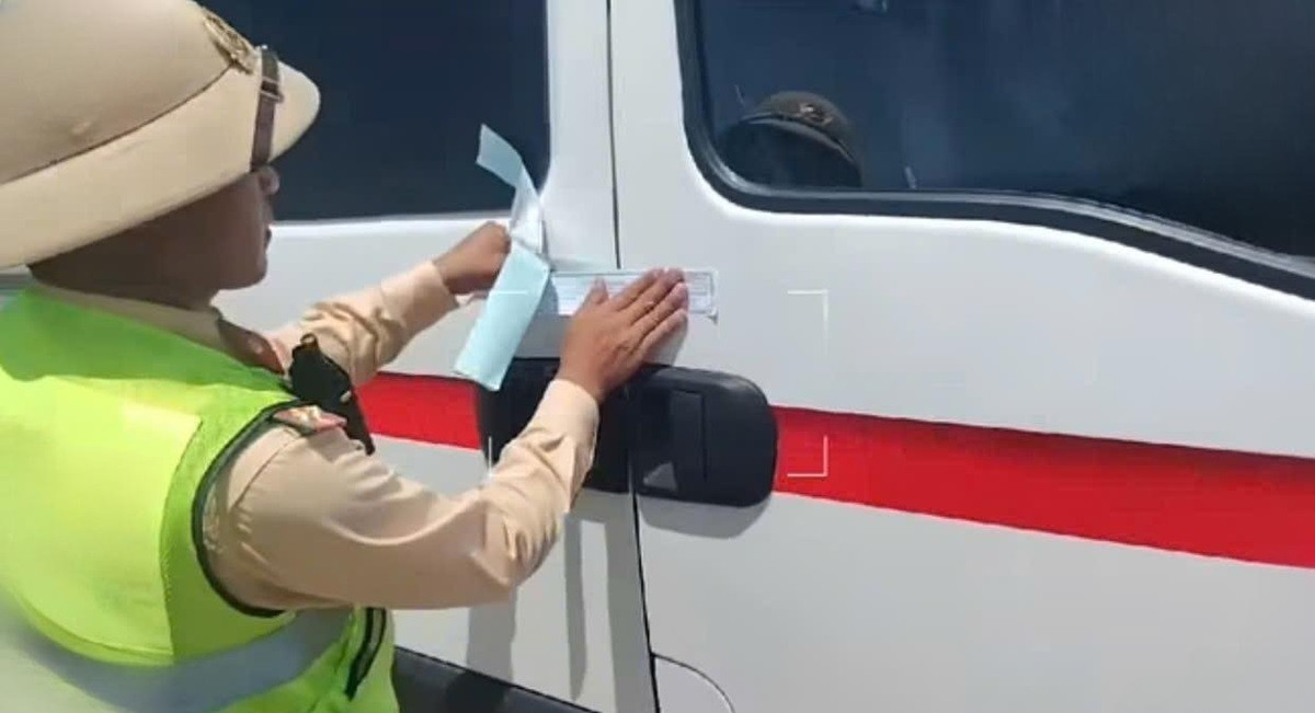 Xe cứu thương bị niêm phong trên cao tốc vĩnh hảo phan thiết, phạt tài xế và chủ xe 39 triệu đồng.jpg