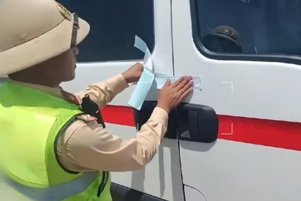 Xe cứu thương 'rởm' bị CSGT niêm phong trên cao tốc