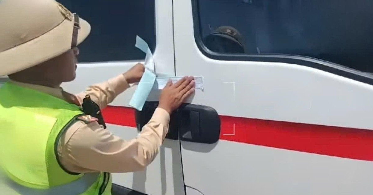 Xe cứu thương &amp;apos;rởm&amp;apos; bị CSGT niêm phong trên cao tốc