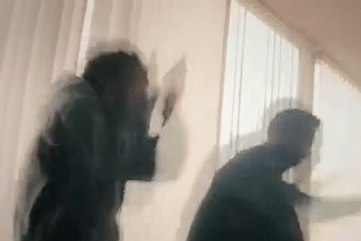 2 nam diễn viên rơi khỏi cửa kính khi thực hiện cảnh quay nguy hiểm