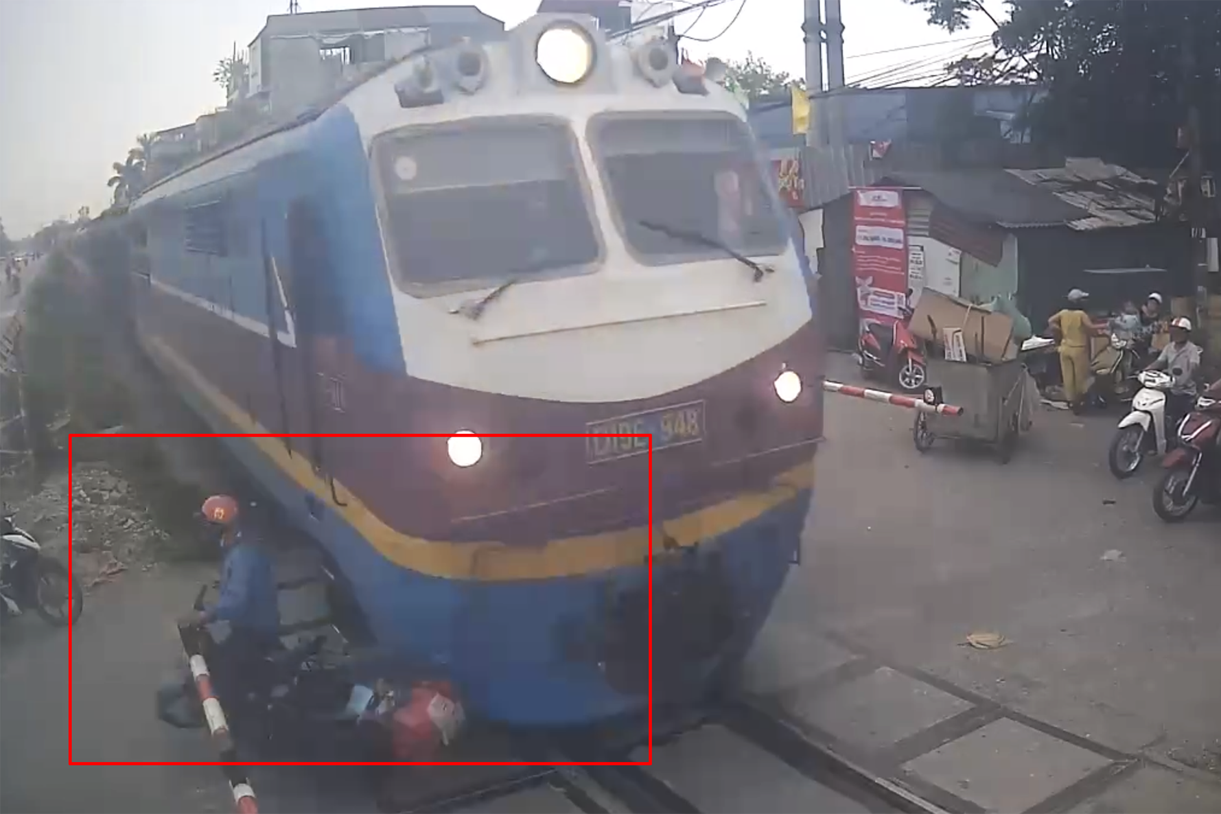 Bản tin chiều 5/4: Camera ghi lại nam tài xế xe máy 'cướp đường' tàu hỏa