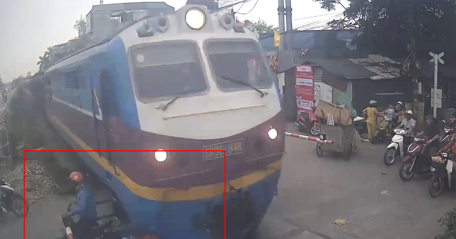 Camera Ghi Lại Cảnh Nam Tài Xế Xe Máy Cướp Đường Tàu Hỏa, Nguy Hiểm Rình Rập