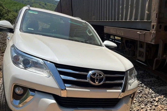  Bản tin cuối ngày 5/4: Tàu hàng tông ôtô băng qua đường sắt, 3 người bị thương 